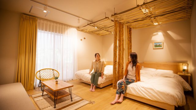 部屋でくつろぐ女性