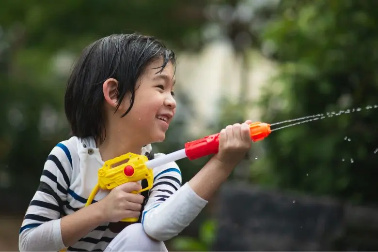 水鉄砲で遊ぶ子ども