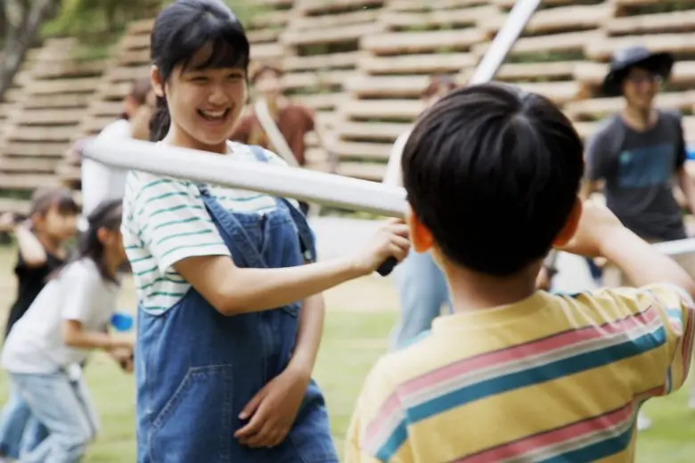 ソードバトルで遊ぶ子どもたち