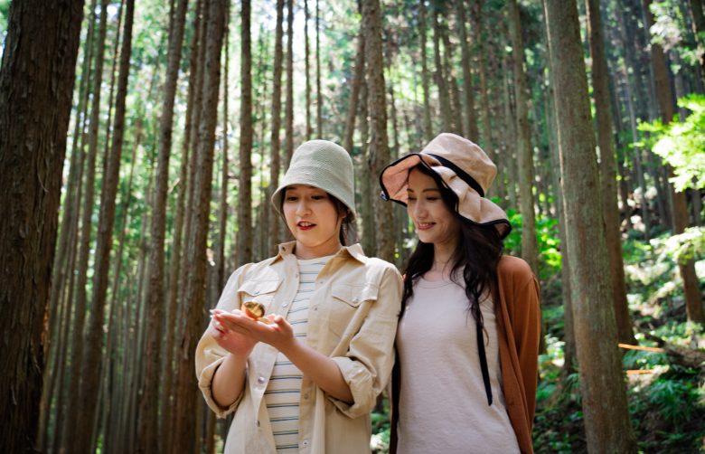 地図を確認している様子