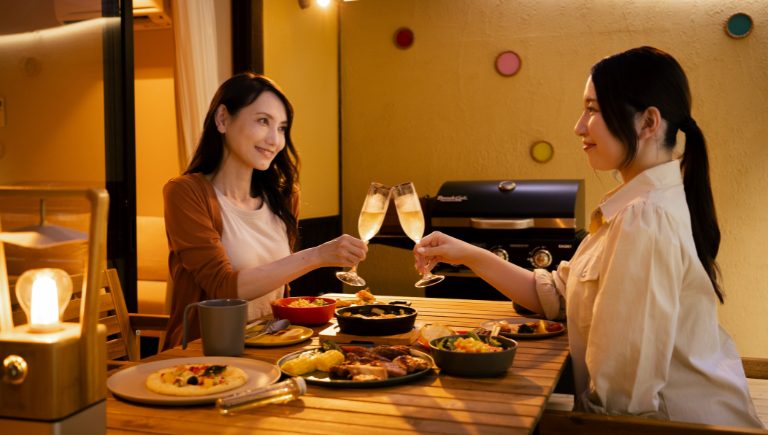 デッキでディナー中の女性