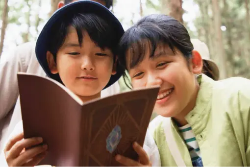 本を読む姉弟 イメージ