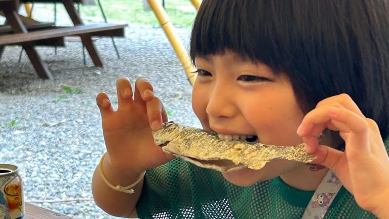 「マスの炭火焼き」自然の中で食べる地元のお魚は美味しい！