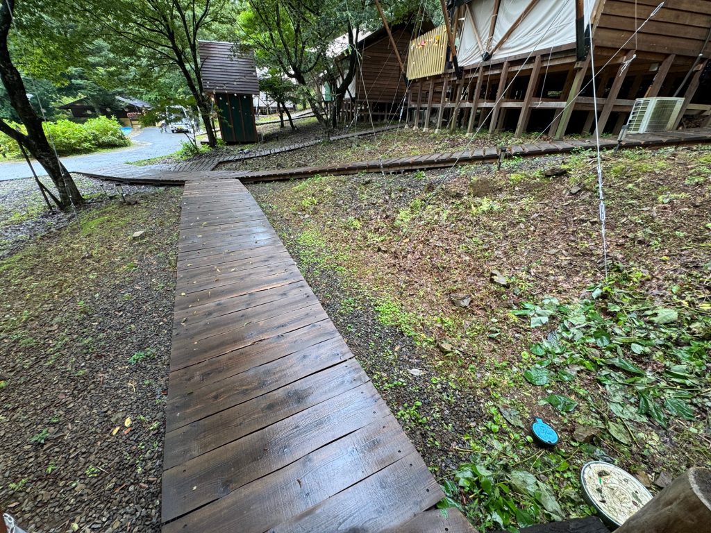 雨の日のミューの森_テントに向かう通路の写真