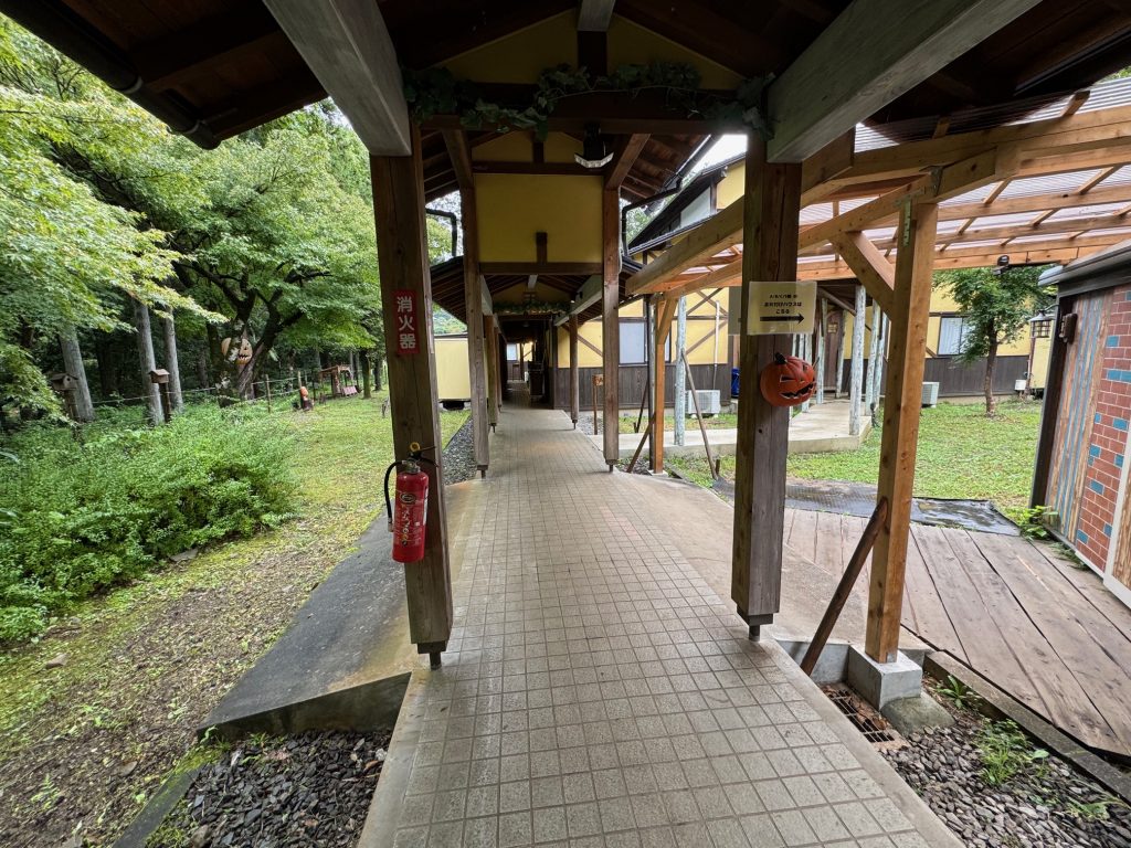 雨の日のミューの森_本館の部屋に向かう通路の写真
