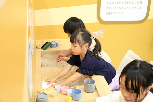 座ってあそべる砂場