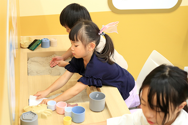 すわってあそべる砂場