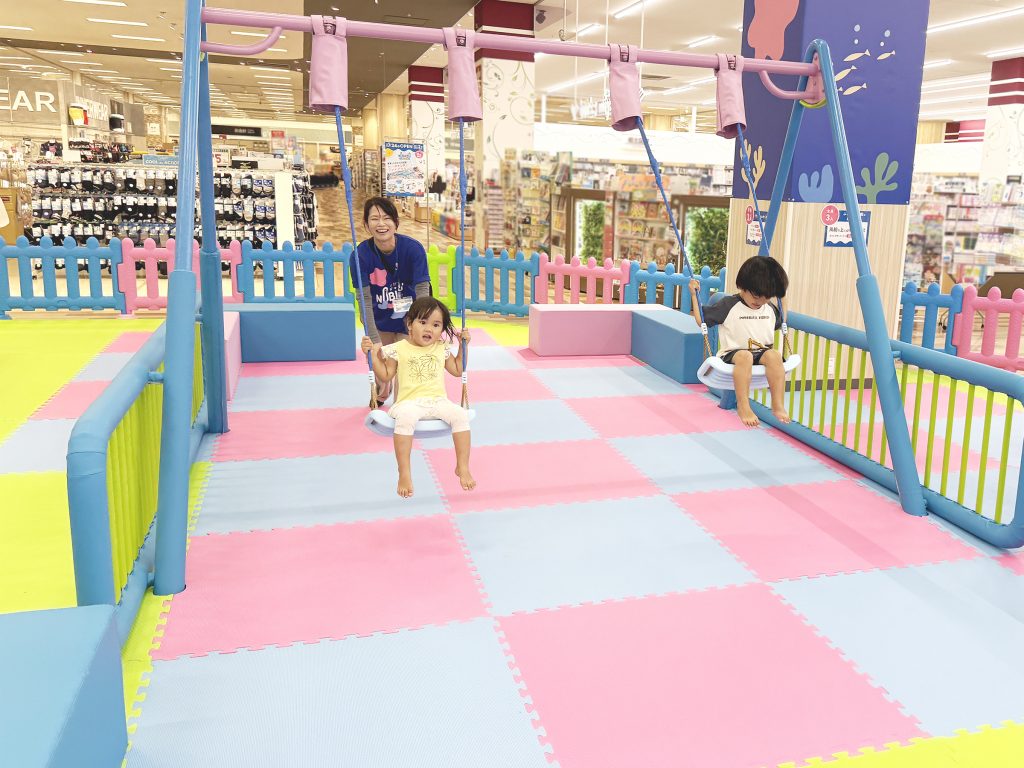 のびっこジャンボ南風原店の遊具「ブランコ」