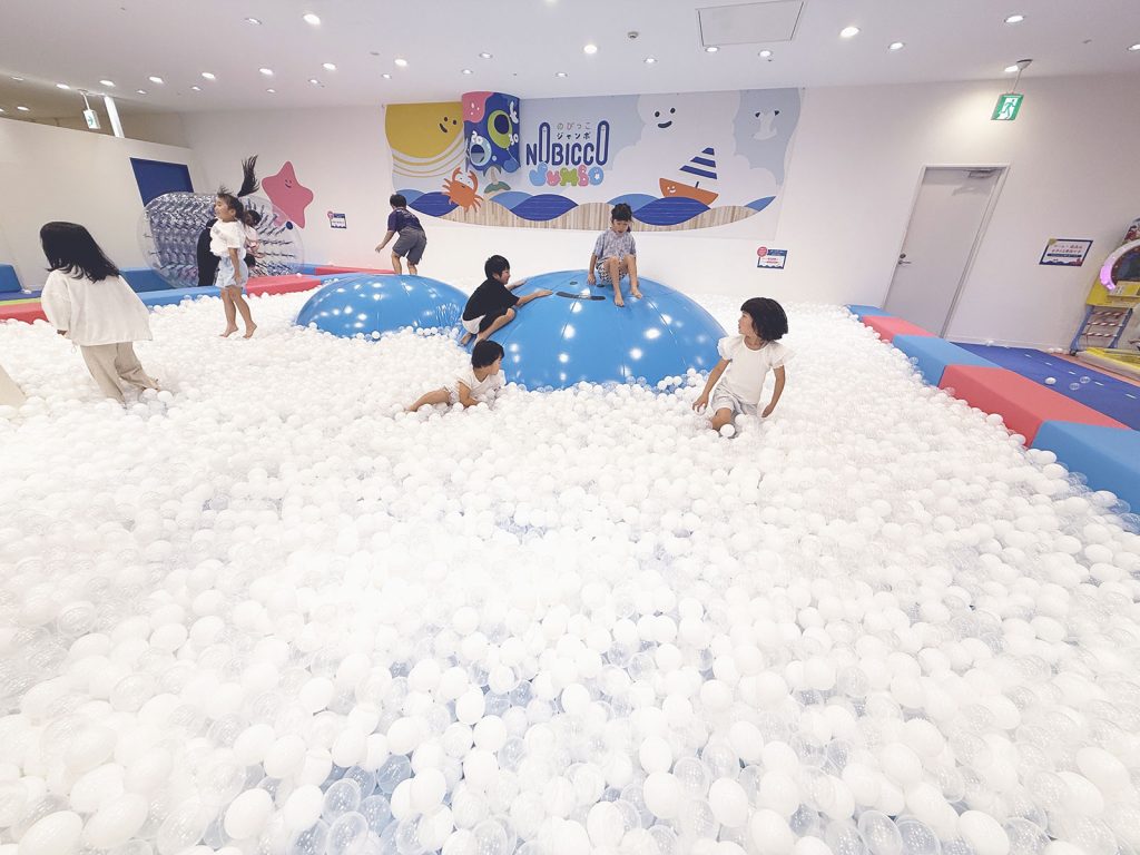 のびっこジャンボ 津山インター店 ボールプールで遊ぶお子さんたちの写真