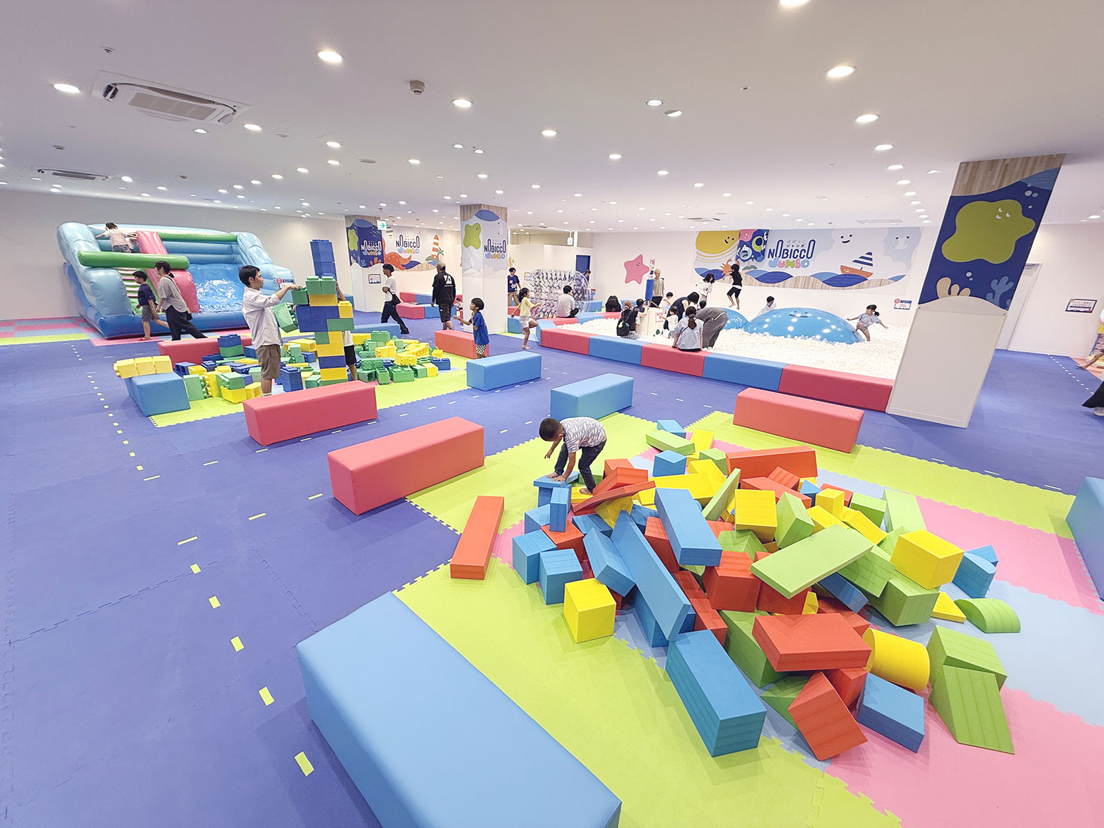 のびっこジャンボ 津山インター店 プレイエリア全景の写真