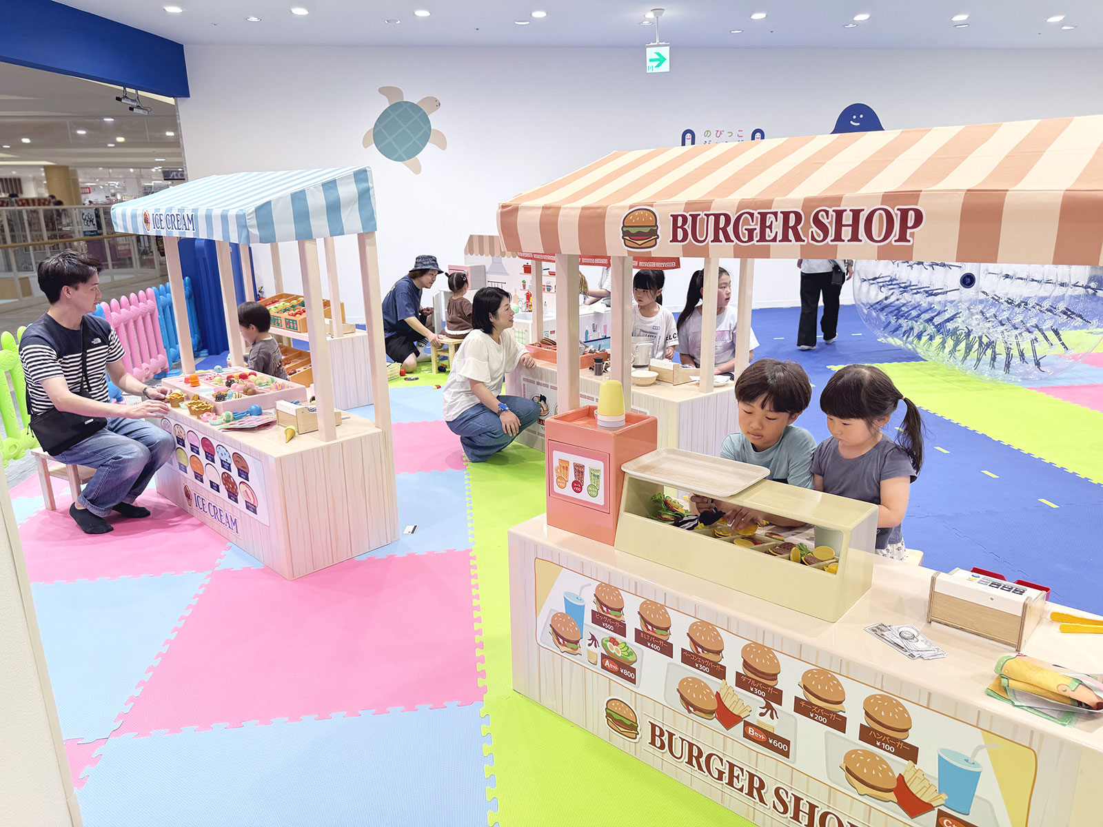 のびっこジャンボ 津山インター店 インクルーシブブランコで遊ぶ親子の写真