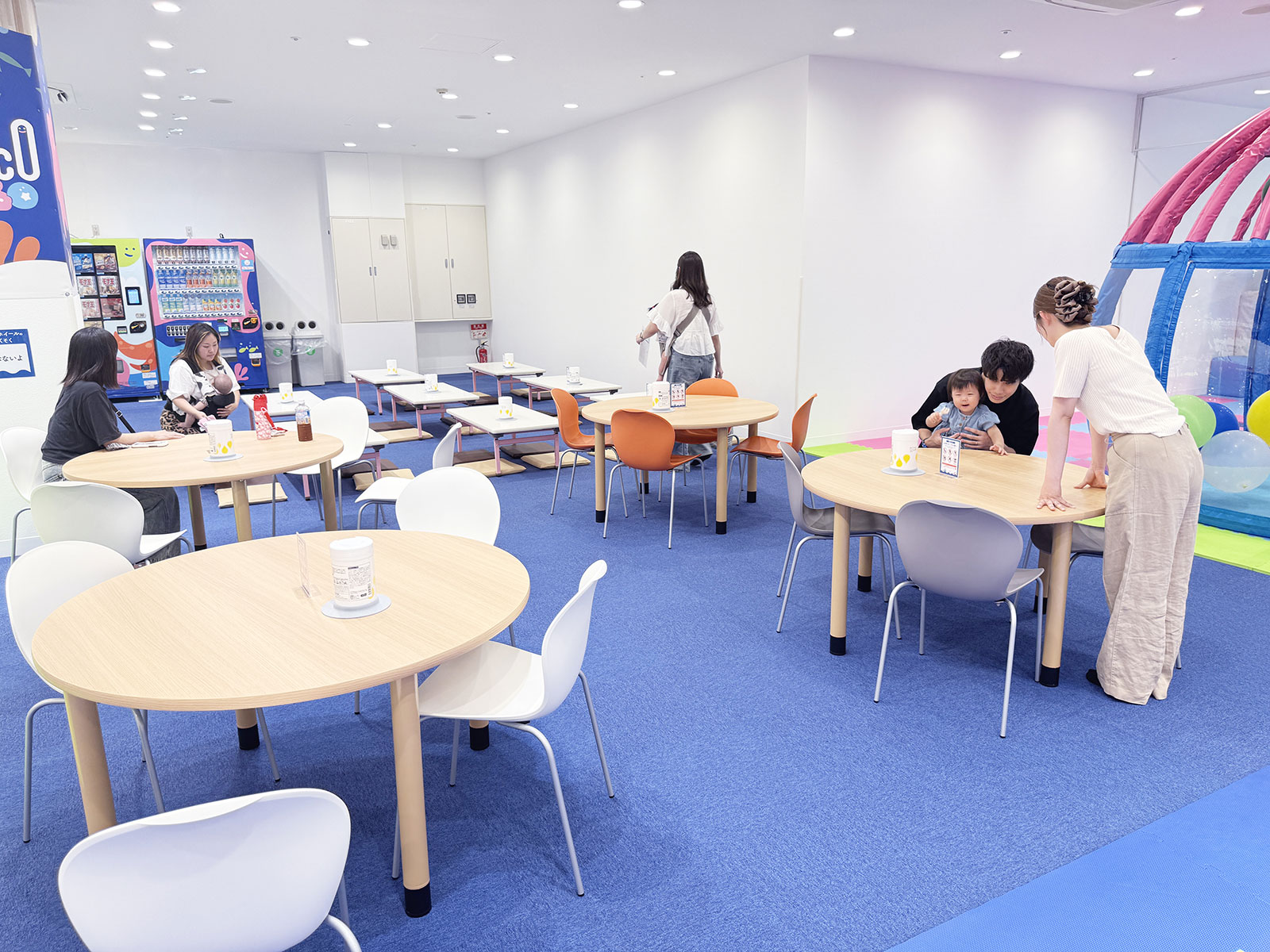 のびっこジャンボ 津山インター店 休憩エリアでくつろぐ親子の写真